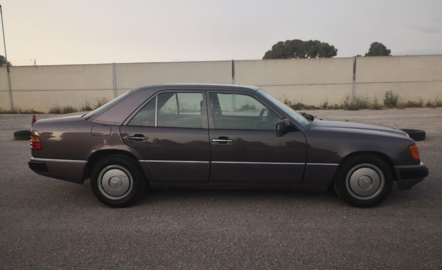 MERCEDES-BENZ 300D 2.5D