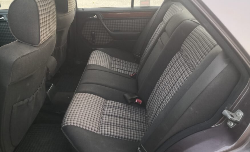 MERCEDES-BENZ 300D 2.5D