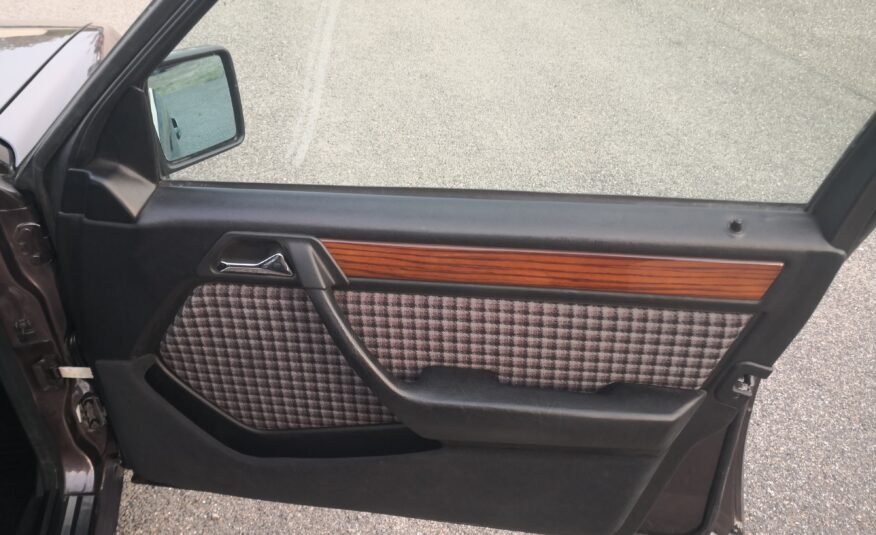 MERCEDES-BENZ 300D 2.5D