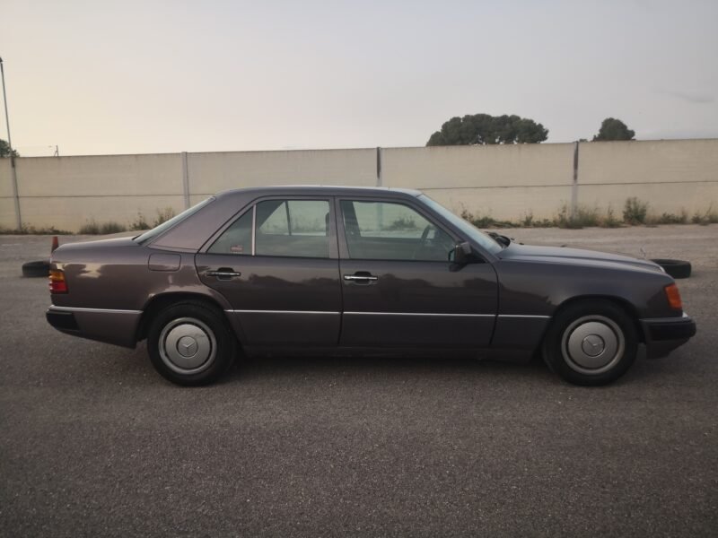 MERCEDES-BENZ 300D 2.5D