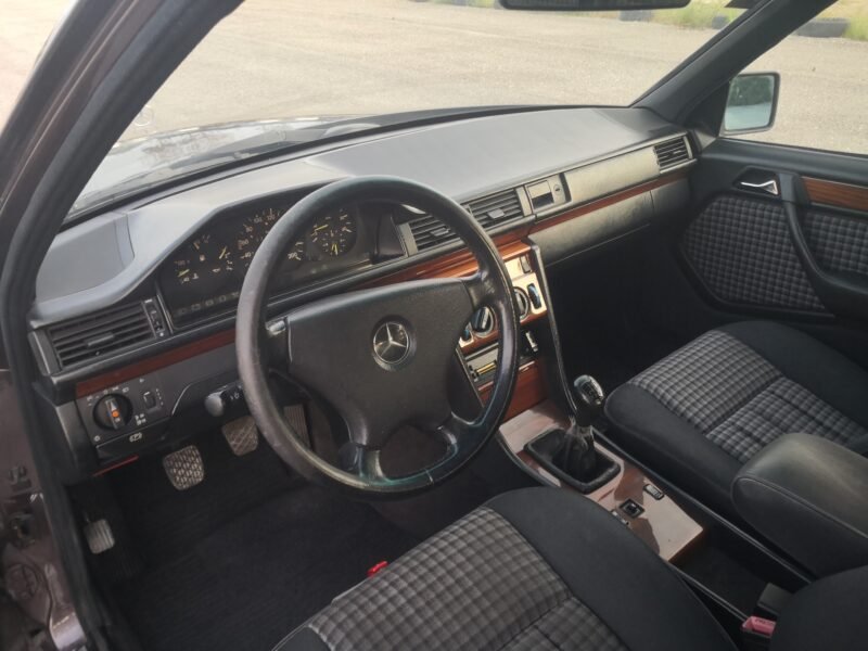 MERCEDES-BENZ 300D 2.5D