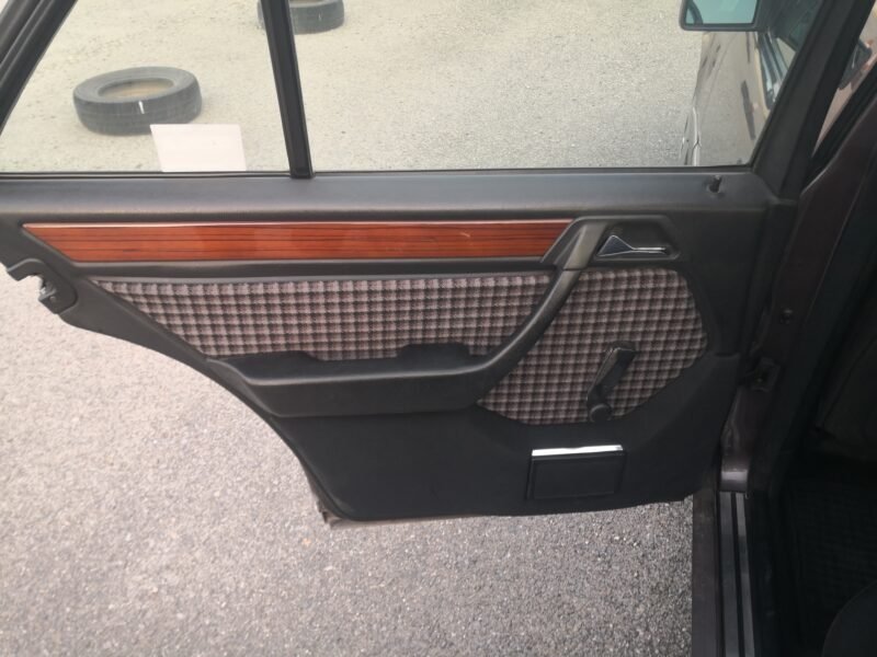 MERCEDES-BENZ 300D 2.5D