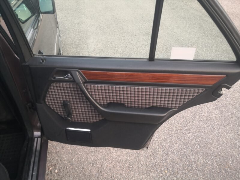 MERCEDES-BENZ 300D 2.5D