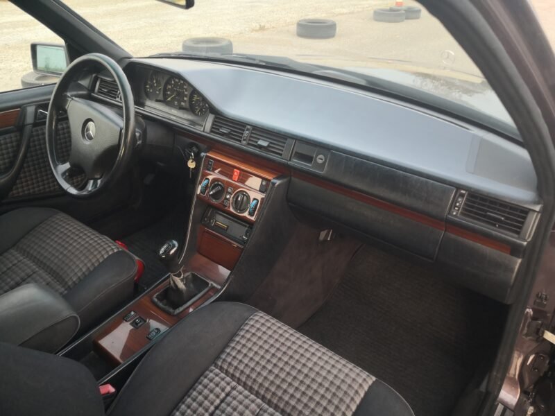 MERCEDES-BENZ 300D 2.5D